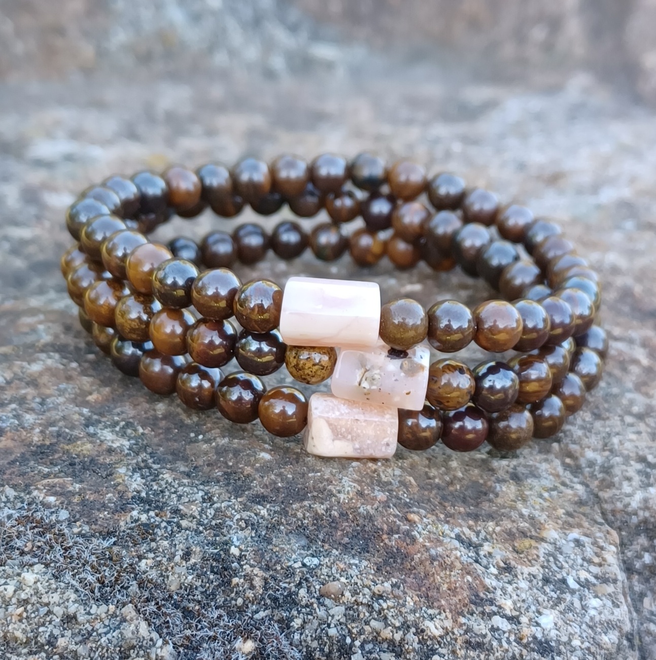 Boulder opál náramok