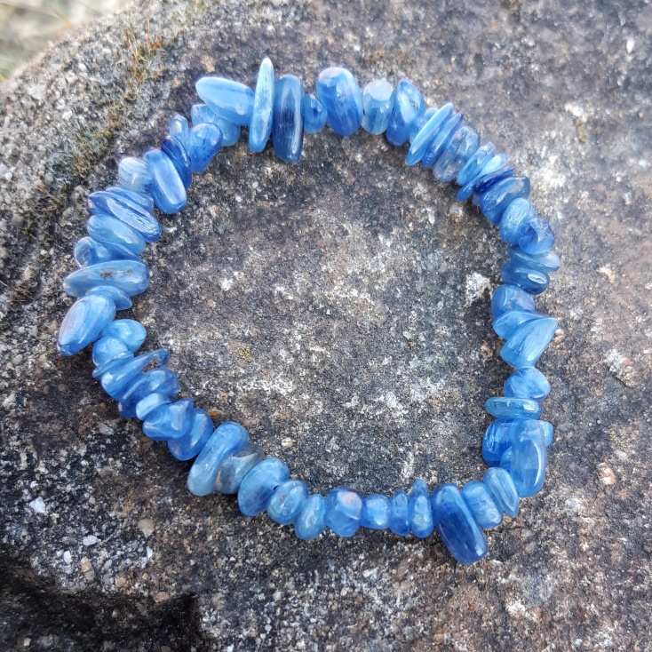 Kyanit disten náramok