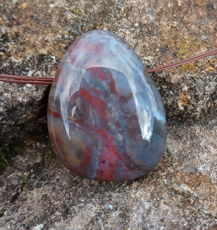 Jaspis pestrý vŕtaný kameň veľký