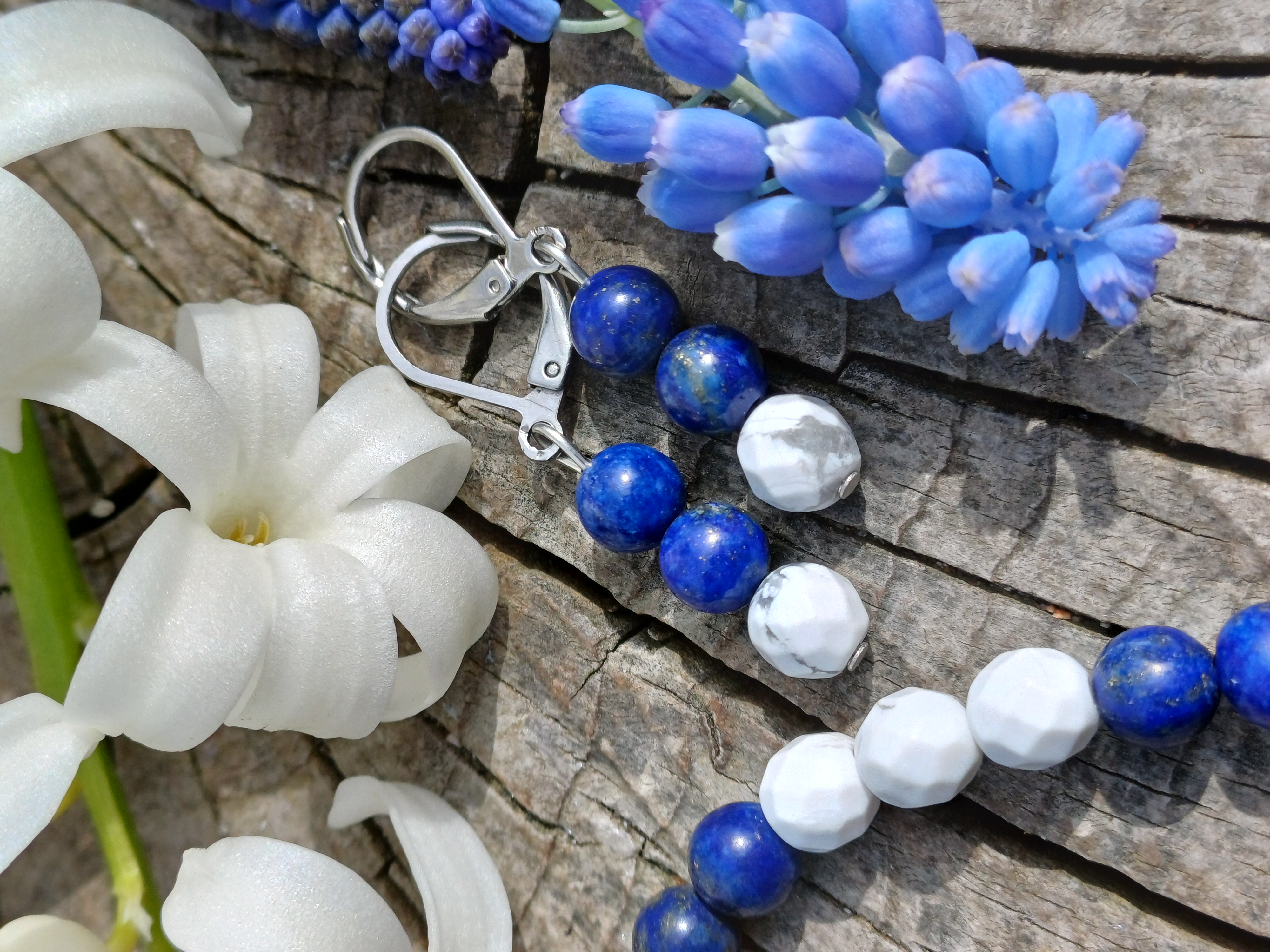 Lapis lazuli, magnezit náušnice 