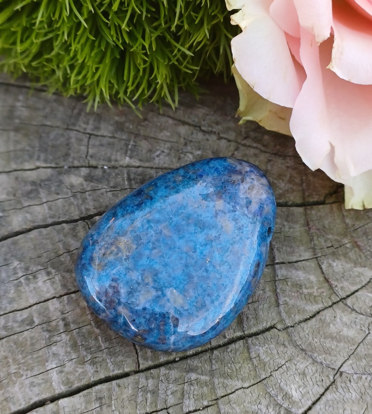 Lapis lazuli vŕtaný kameň