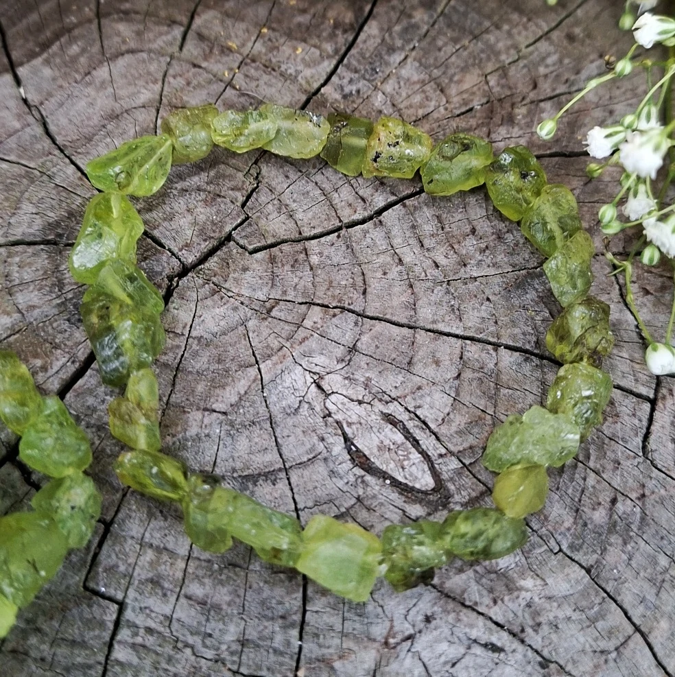 Olivín náramok zo surových kameňov