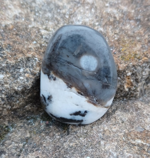 Zebra mramor vŕtaný kameň velký