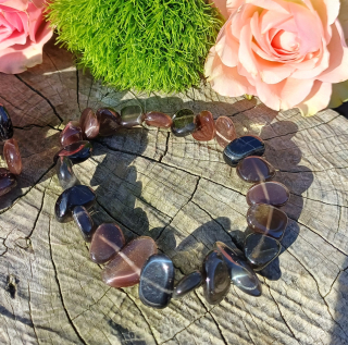 Asterický skapolit náramok