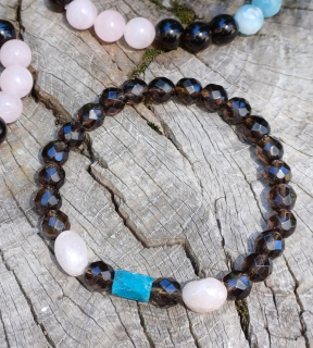 Morganit, záhneda náramok s apatitom
