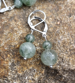 Krištáľ s aktinolitom náušnice