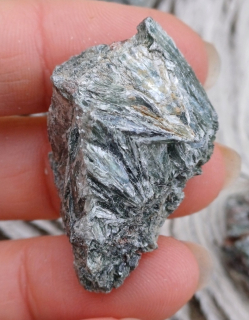 Serafinit vŕtaný kameň