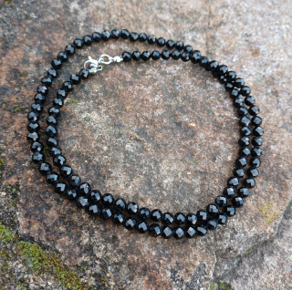 Čierny turmalín náhrdelník 55cm