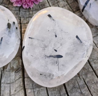 Krištáľ s turmalínom placička 31g