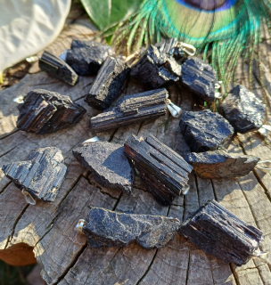 Čierny turmalín prívesok M