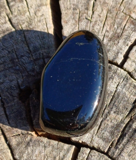 Turmalín vŕtaný okrúhliak