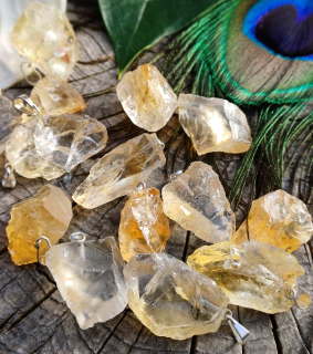 Citrín surový prívesok