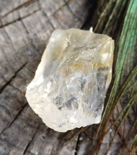 Citrín surový prívesok