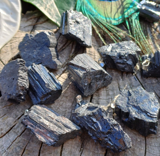 Čierny turmalín prívesok L