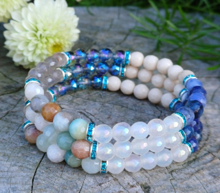 Dámsky náramok z modrých kameňov