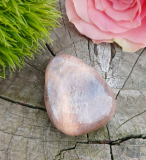 Mesačný kameň vŕtaný okrúhliak