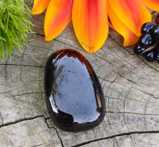 Turmalín vŕtaný okrúhliak